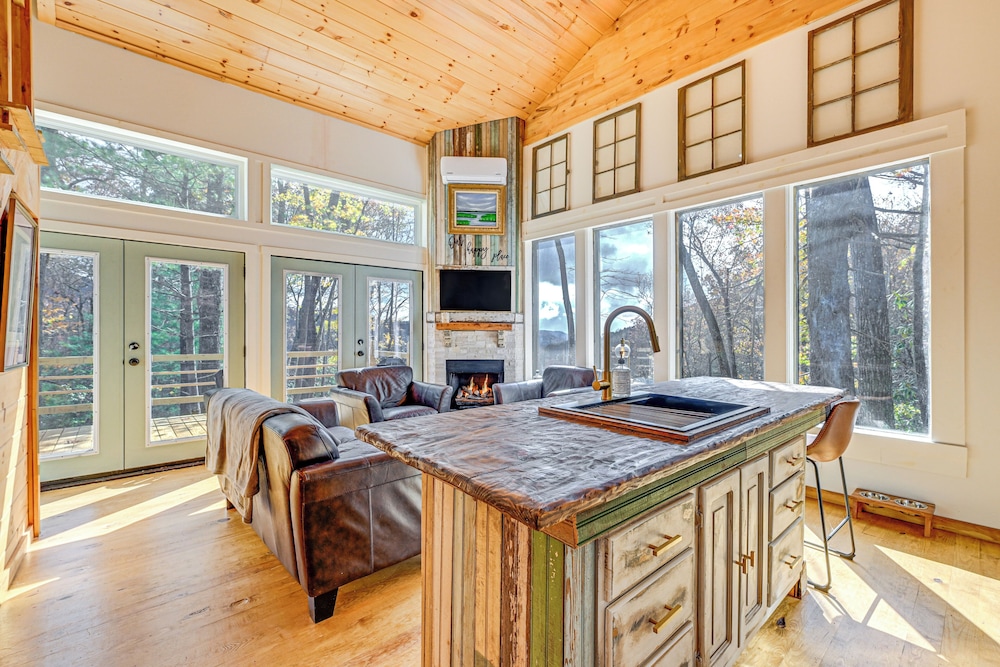Deck & Fire Pit: Mtn-view Cabin in Rabun Gap view 3