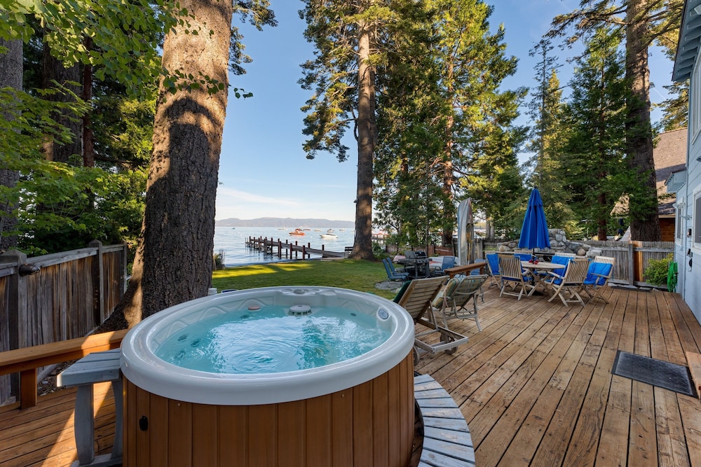 Lakefront Haven by Avantstay Minutes to Ski Resorts Private Dock Boat