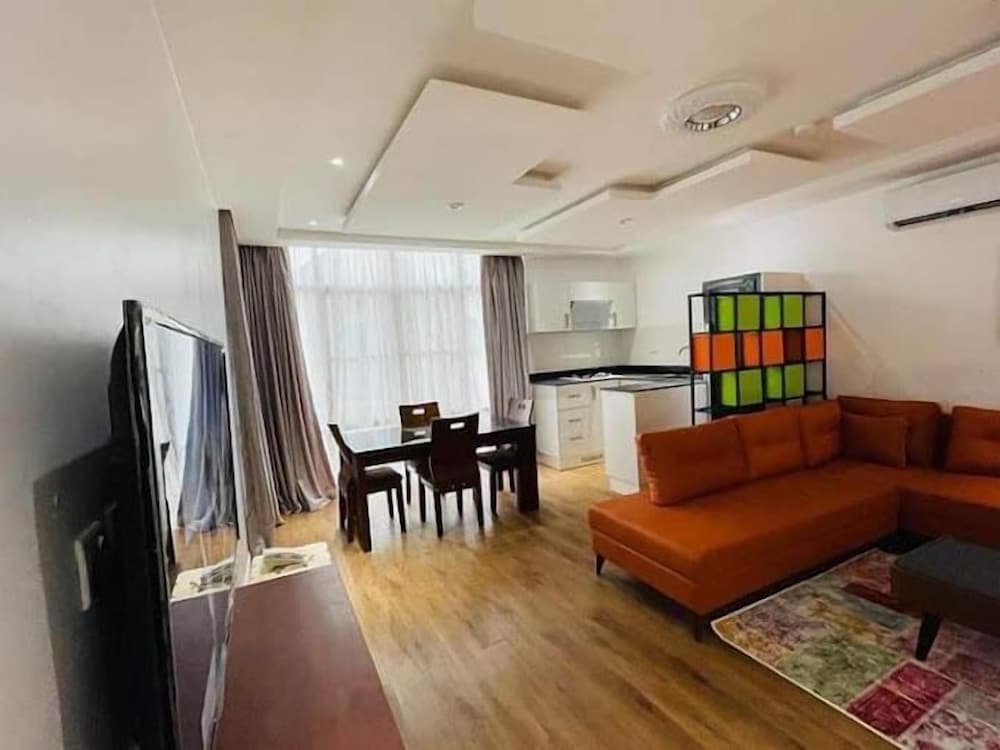 De Palatial Hotel and Apartments