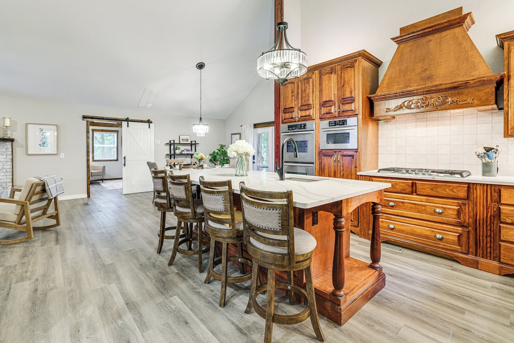 Near Bella Vista Trails & Elk River: Family Home!