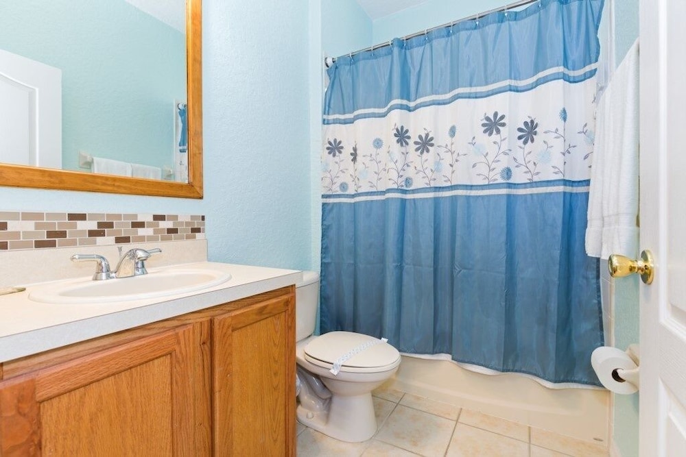 Stunning Golf Community Villa W/ Pool Near Disney 4 Bedroom Villa