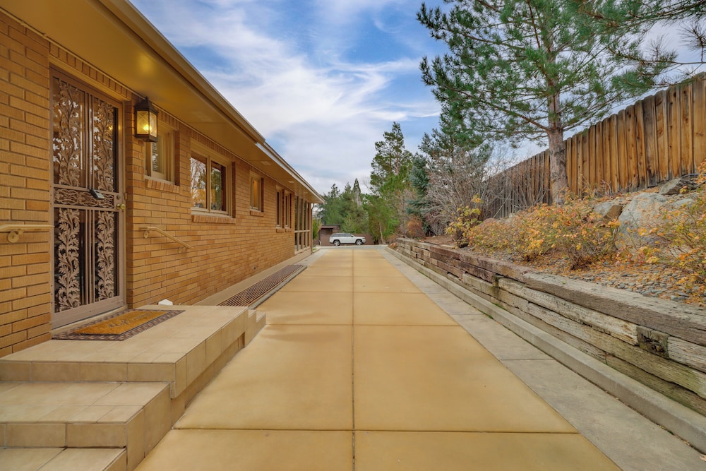 2 Living Areas + Library! Home 22 Mi to Mt Rose