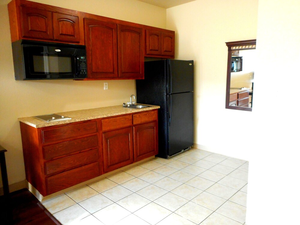 Victoria Vacations - Crossroads Inn  Suites - Property Image 7