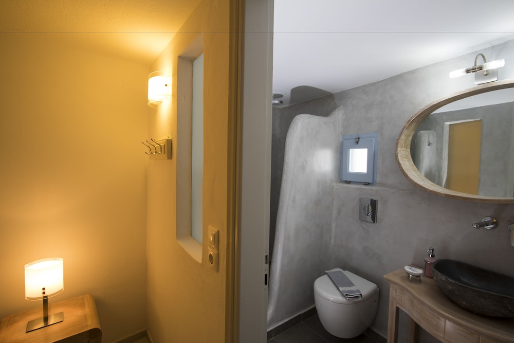 Erato Apartments