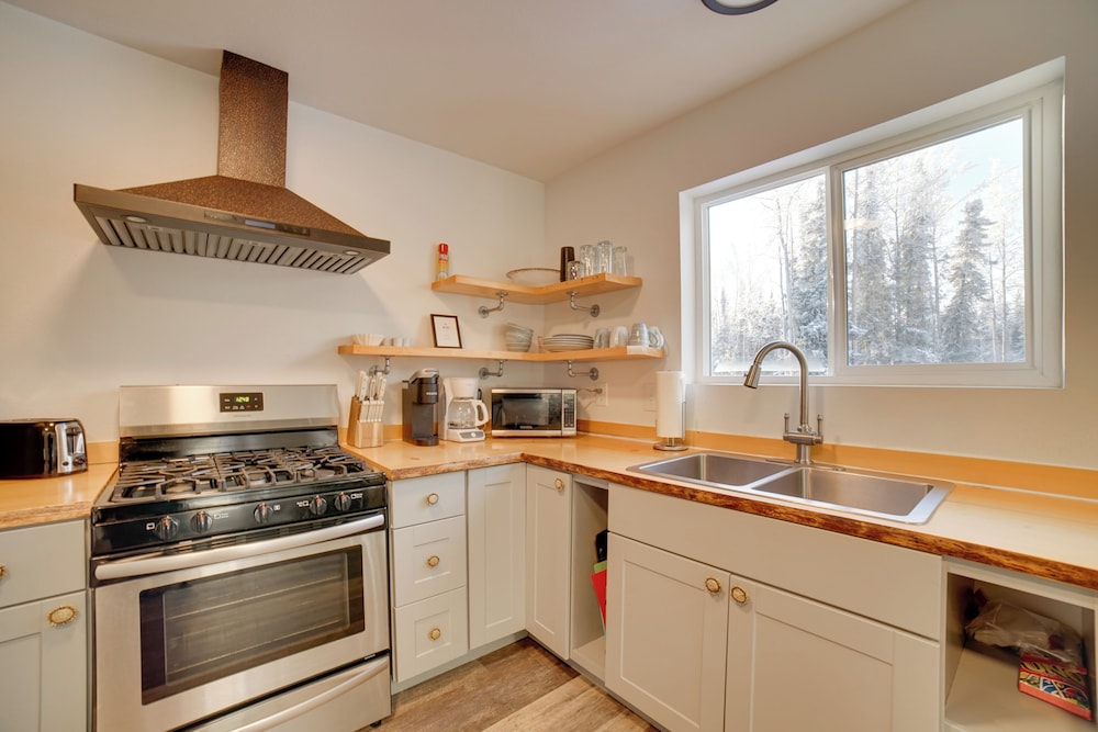 Walk to Kenai River: Forested Fisherman's Cabin!