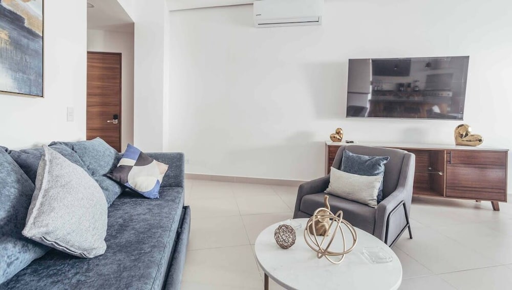 Cozy 2BR House 2 min to the Beach - Pool - Terrace