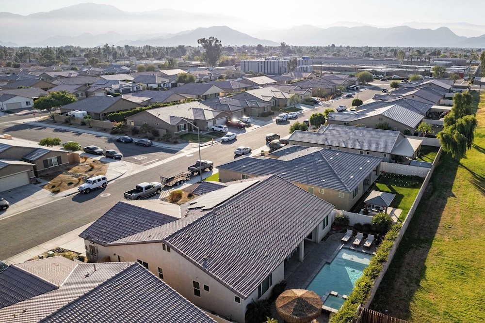 Luxe Indio Stay w/ Pool, Tiki Bar & Fire Pit Near Coachella Longfellow