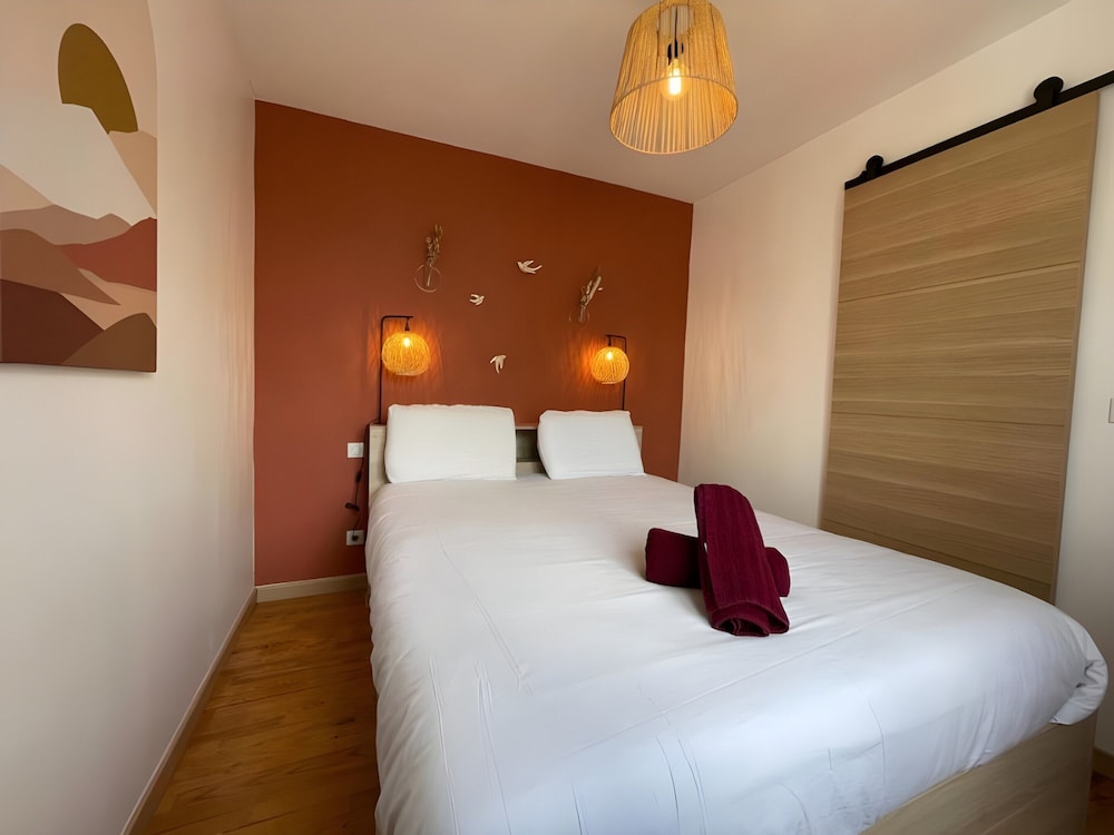 Chic & Cozy - Luxe Flat With Projector
