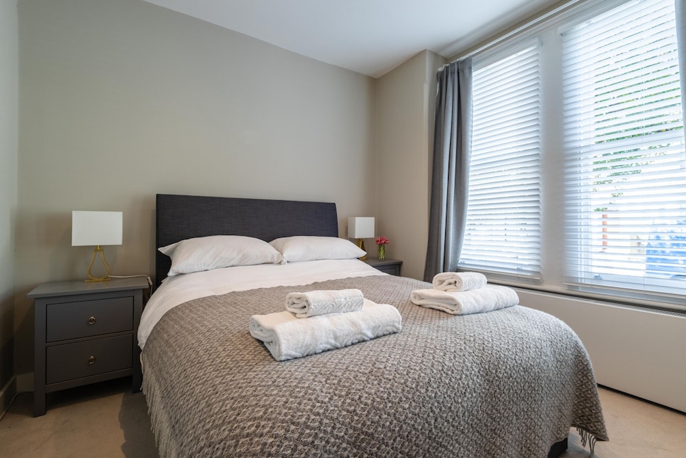 Stylish Fulham Flat With Patio by Underthedoormat view 2