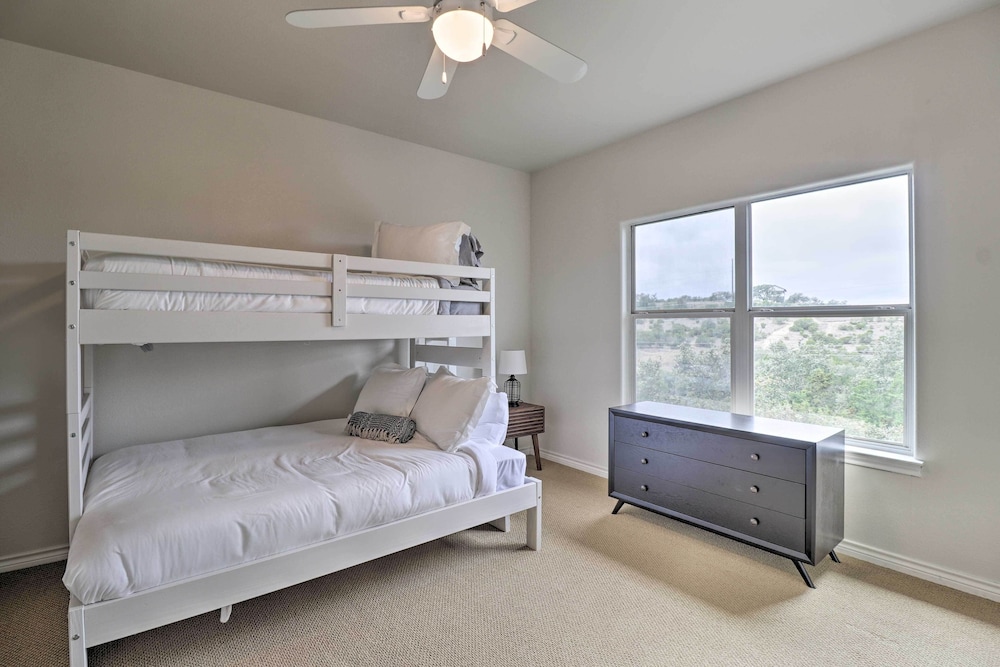 Airy Villa in Austin w/ Badminton/volleyball Court view 2