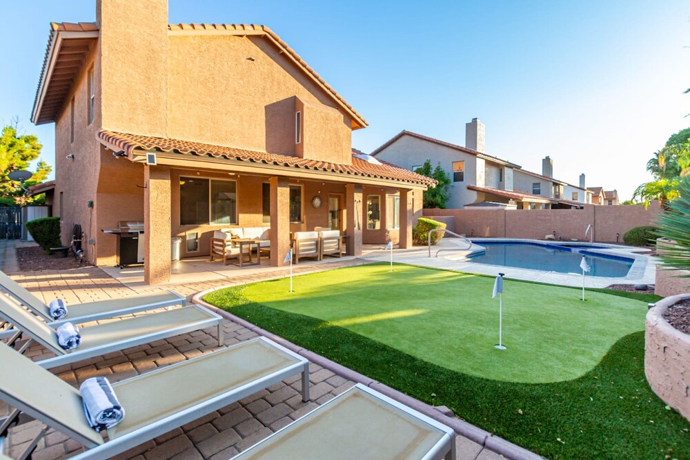 NEW Paradise Park Heated Pool Spa BBQ