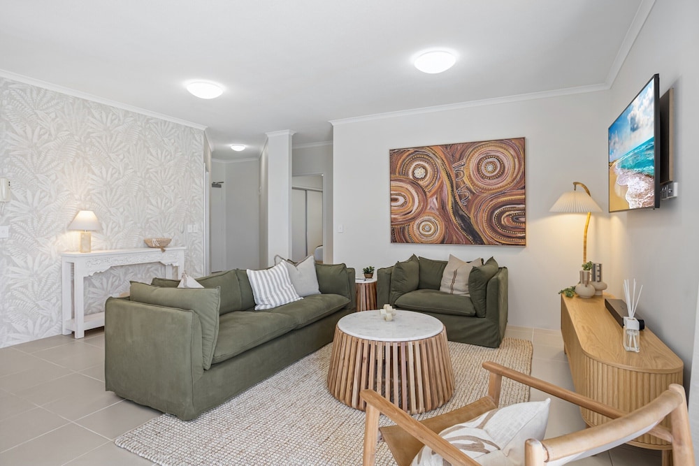 Stylish 3-bed Apartment in Coastal Redcliffe