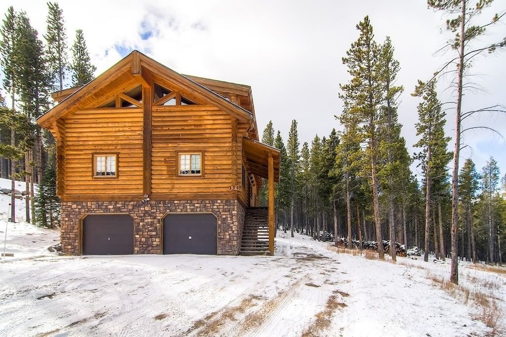 Snowshoe 4 Bedroom Home by RedAwning