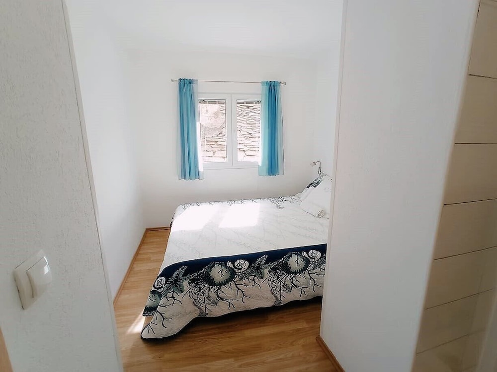 Cute apartment in stone house near sea