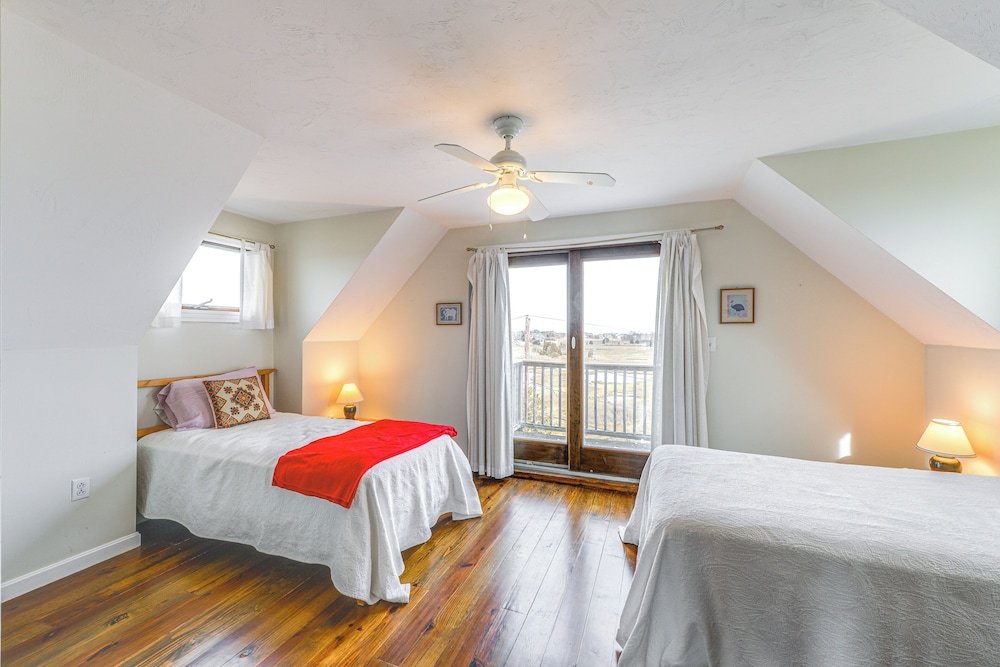 Marshfield Home w/ 4 Decks & Private Beach Access!