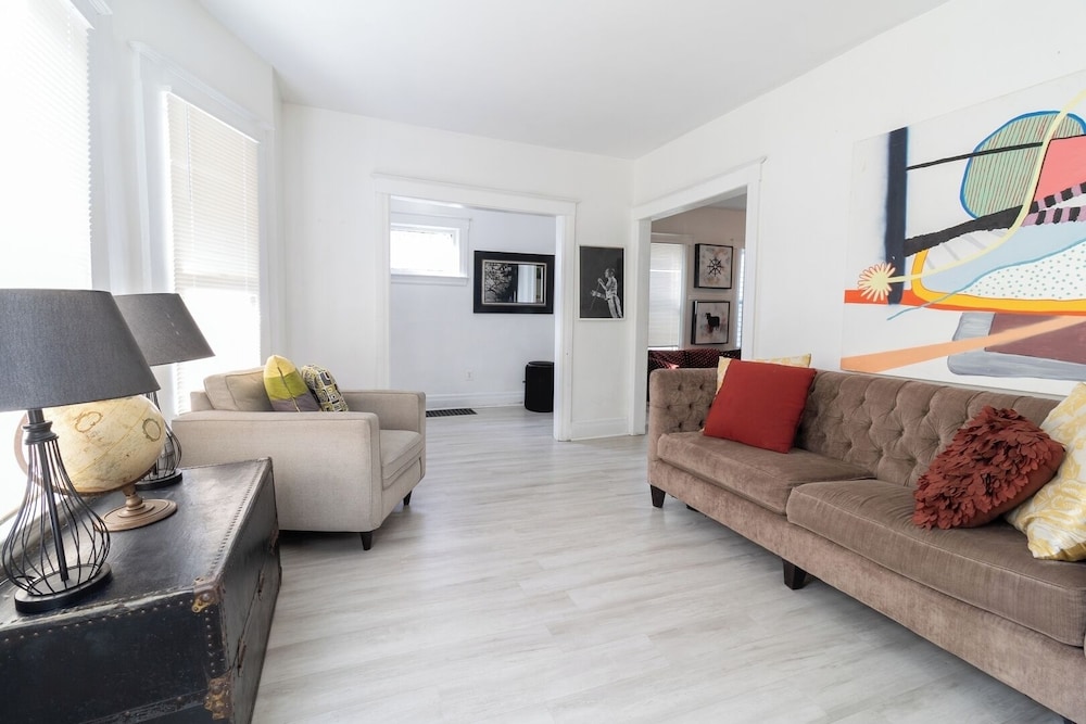 Spacious 4BR Family Home in Detroit Wifi & Parking