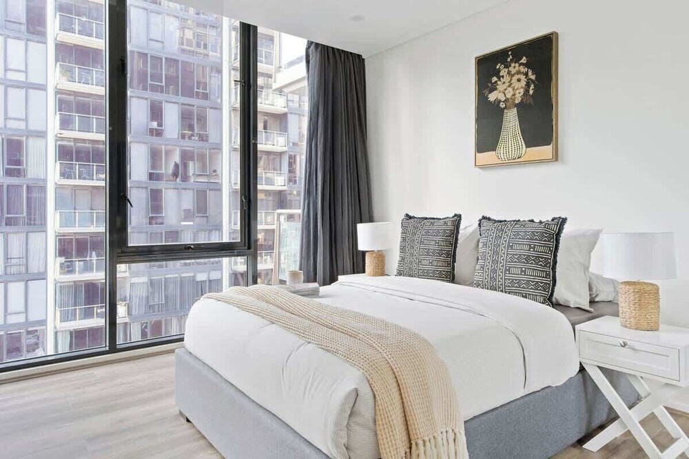 Large 3BR Apt Near Crown, Sleeps 10, Free Parking