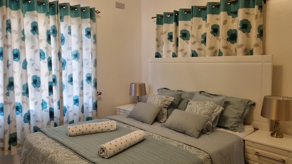 2br/cottage/swimming Pool/near Airport