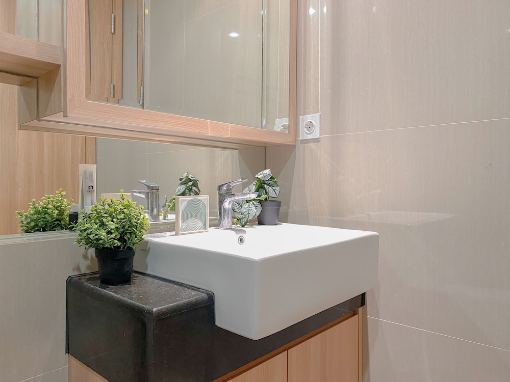 Nice And Elegant Studio At Bintaro Embarcadero Apartment