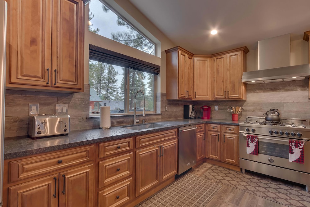 Silver Pines - Ski or Summer 30+ day Home