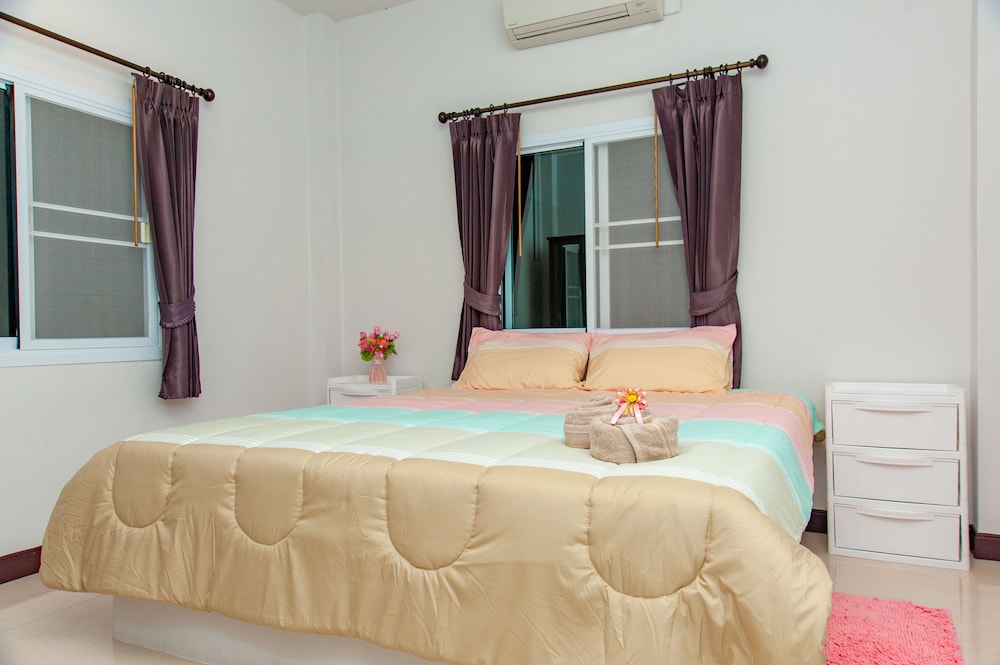 Cozy cottage with kitchen of Maenam 4 view 3