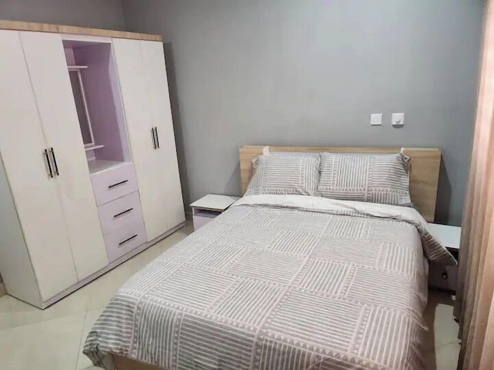 Beautiful Cozy 2 Bed Near Highway