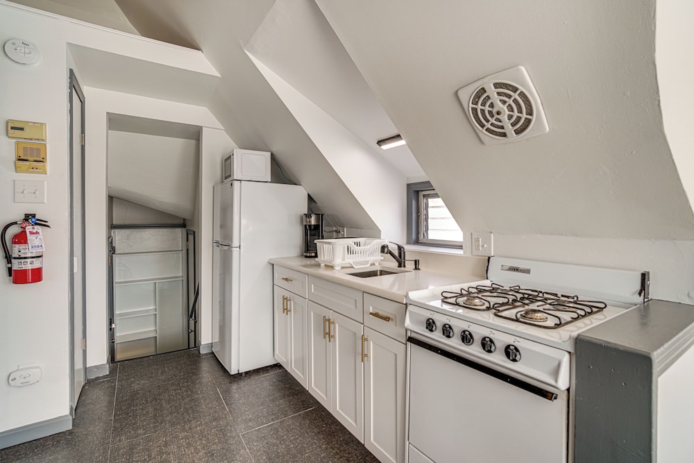 Steps to Beach: Couple's Retreat in Ocean City!