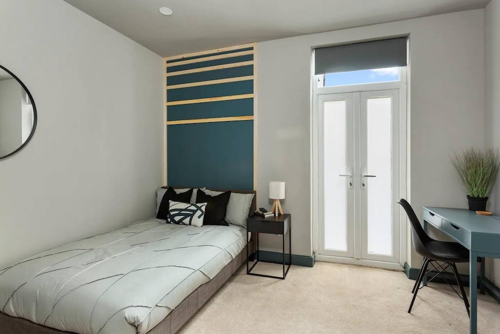 Lovely En-suite Room in Coventry view 3