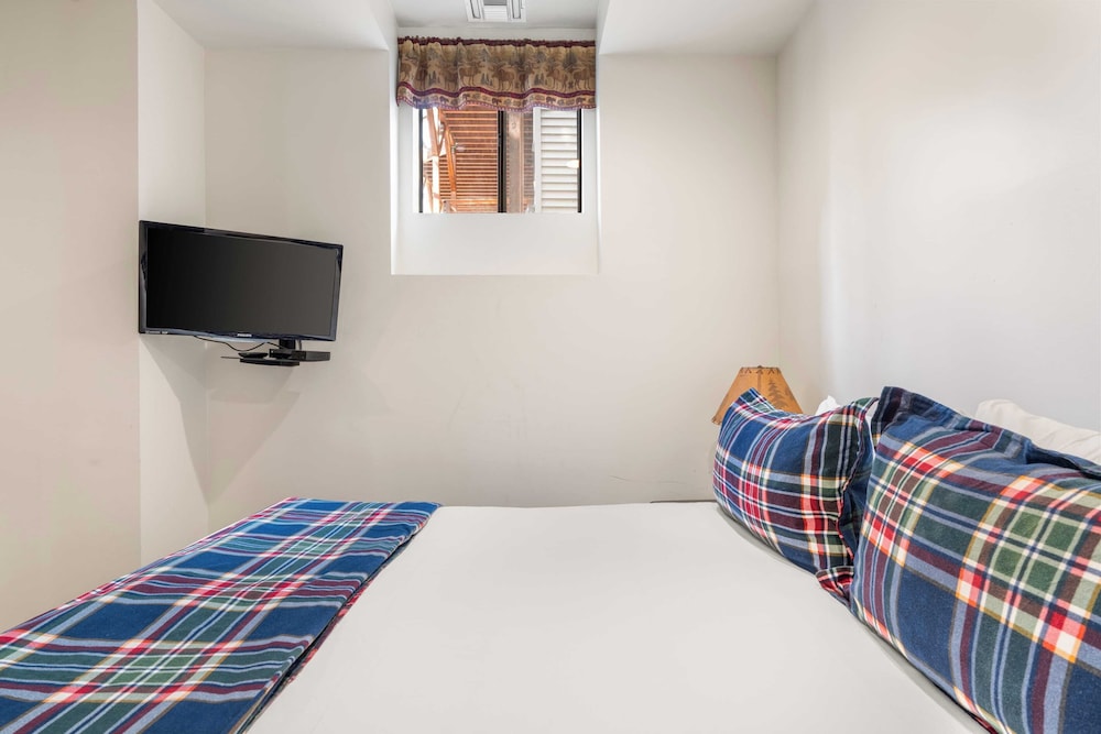 Lakeview Cabin w/ Game Room & Deck Near Ski Slopes & Trails Sleeps 20 Waterview by Avantstay