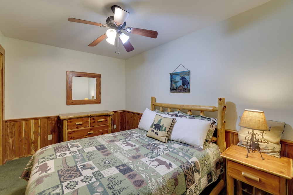 4 Mi to Marina: Cozy Log Cabin in Eureka Springs!