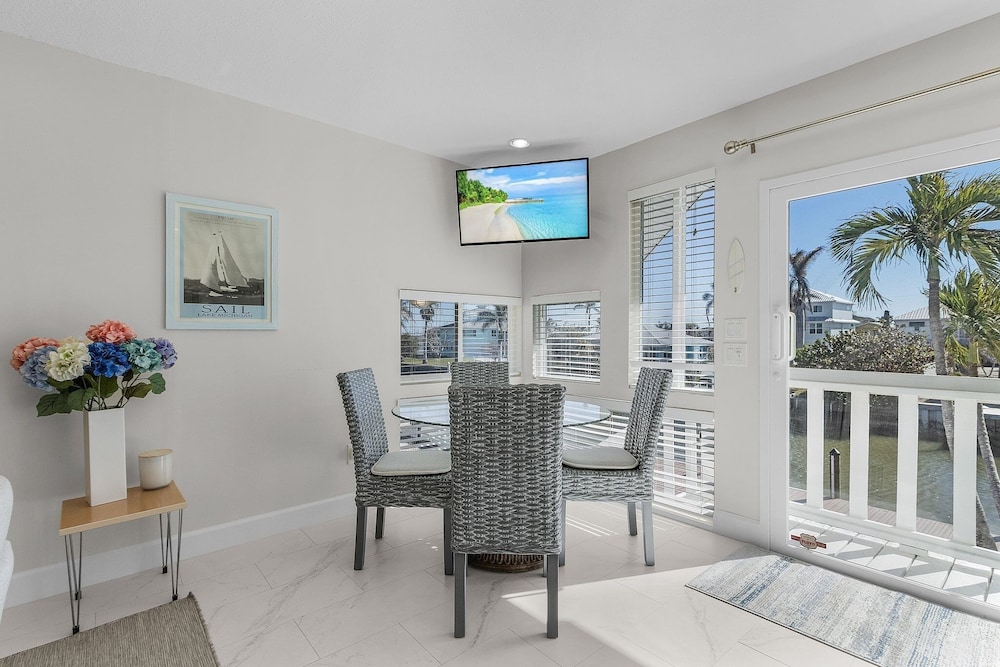21591/3 Waterfront Duplex With Pool And Spa - Manor 4 Bedroom Home