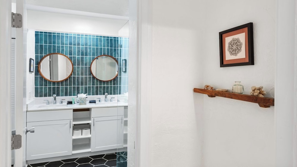 Completely Updated - Ground Floor - Washer/dryer in Unit - Vrkcv