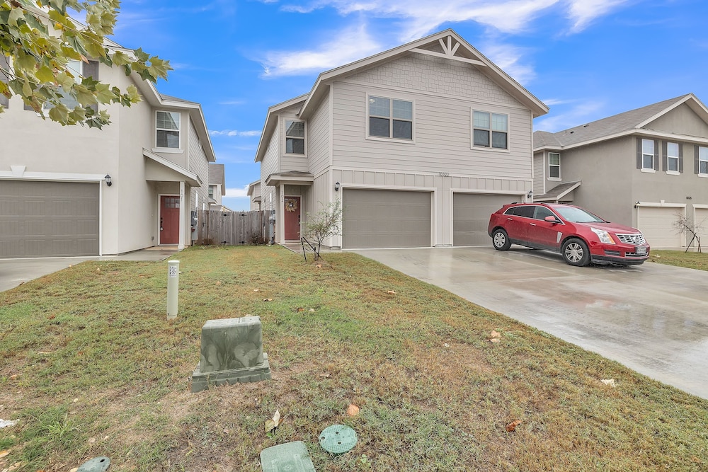 Modern 3br In Gated Community Near Jbsa & Seaworld 3 Bedroom Duplex