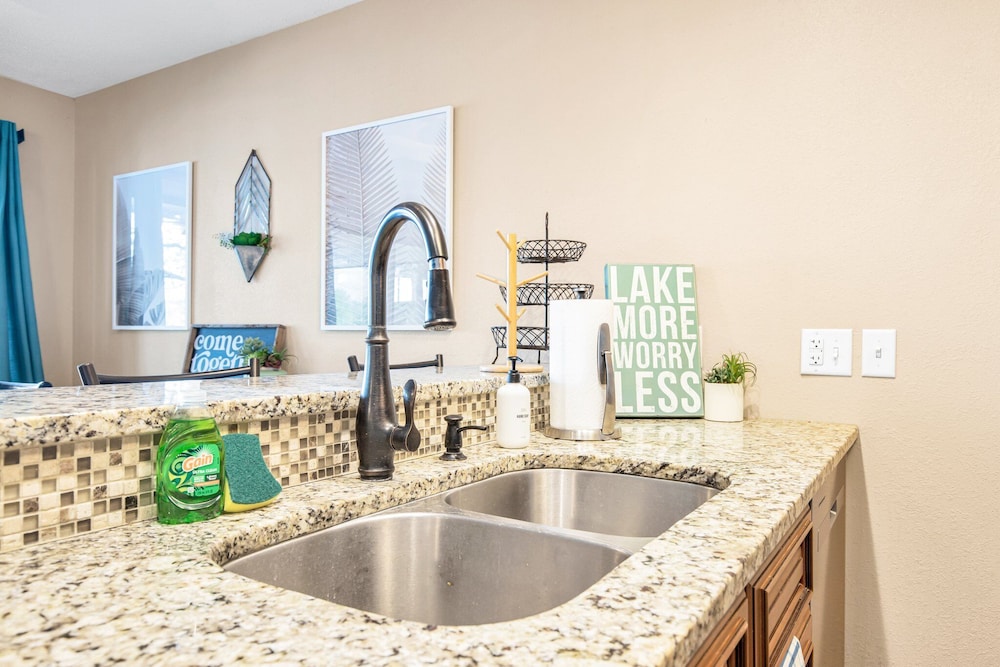 Spacious Family Friendly 3 Bed/3 Bath w/ Amazing Views, Lakeside Pool, & Boat Slip