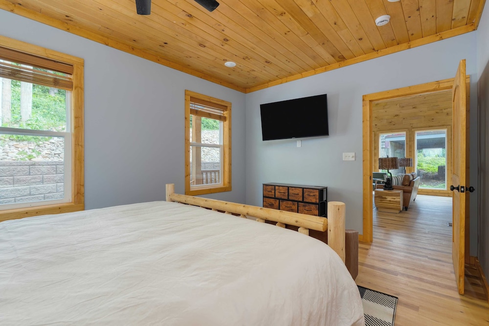 Cabin w/ Hot Tub, Game Room & Scenic Smoky Mountain Views Perfect by Avantstay