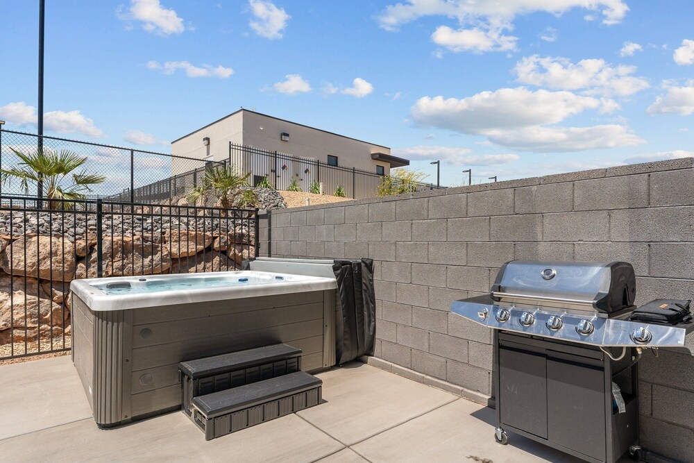 Popular Poolside Retreat 4 Bedroom Townhouse