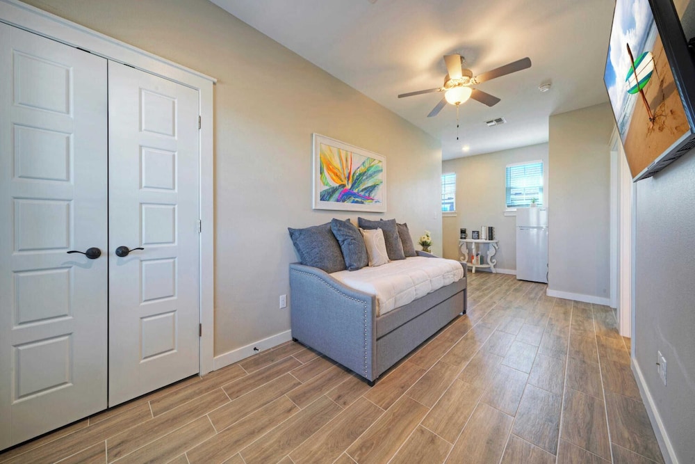 Sleeps 33! 4 Condos, Walk to the Beach, Resort-style Pool, Endless Summer Resort