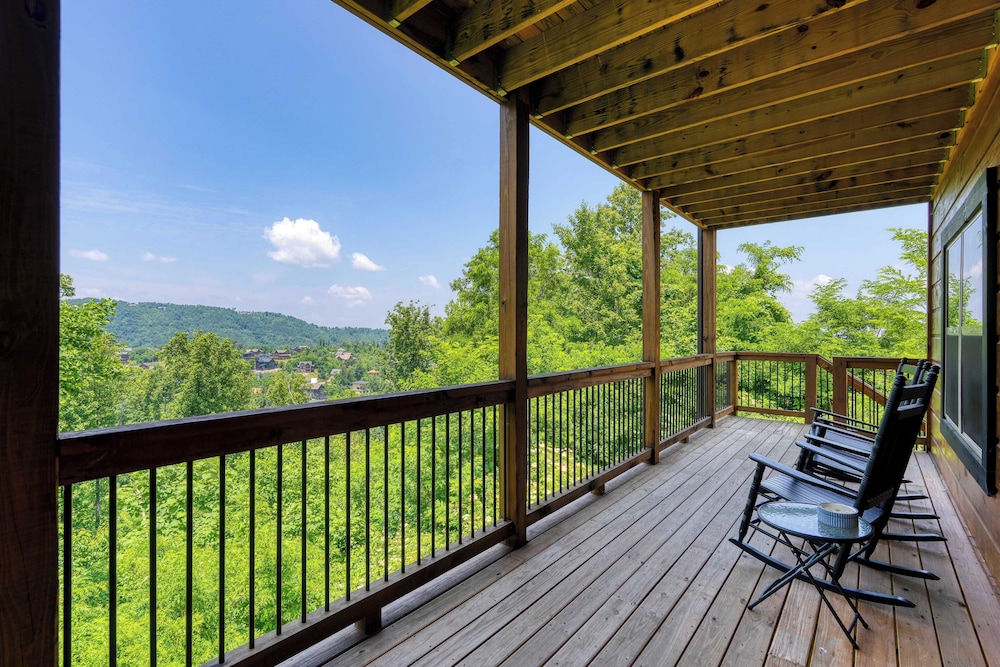 Evergreen Echo by Avantstay Cabin w/ Mountain Views, Theater, Game Room, and Hot Tub