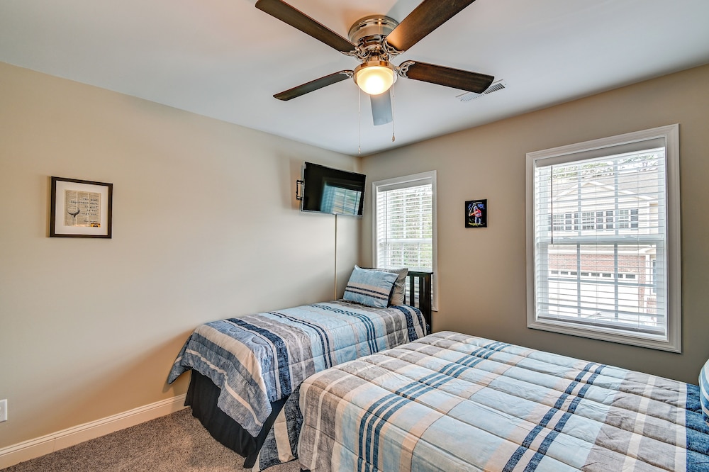 Southern Pines Golf Course Townhome w/ Deck! view 5