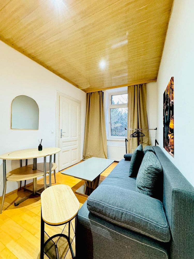 Cozy 4BR Apt for 12P Near FAC Platz