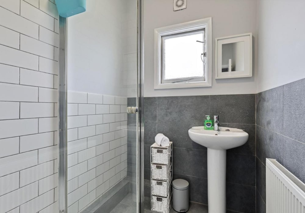 Hove Actually House - 4 Bedrooms - Garden view 5