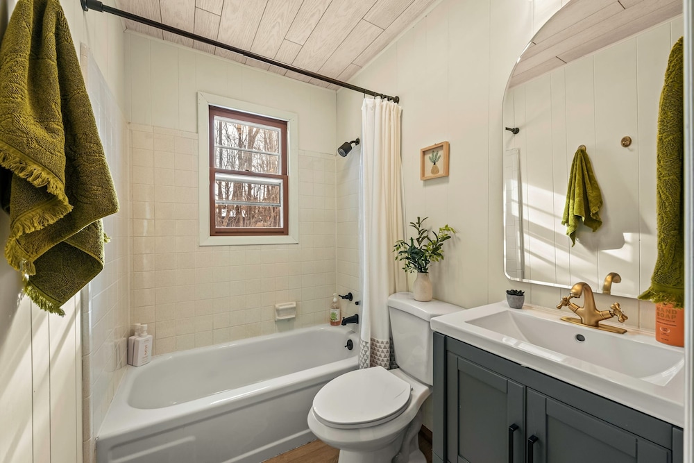 Burrow by Bidwell Cozy Arrowhead Lake Escape With Pools and Outdoor Adventures