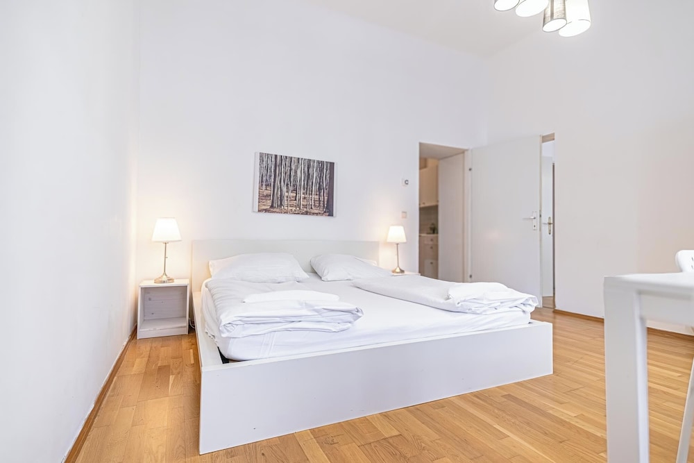 Affordable Cozy 2BR Apt Near Stadthalle