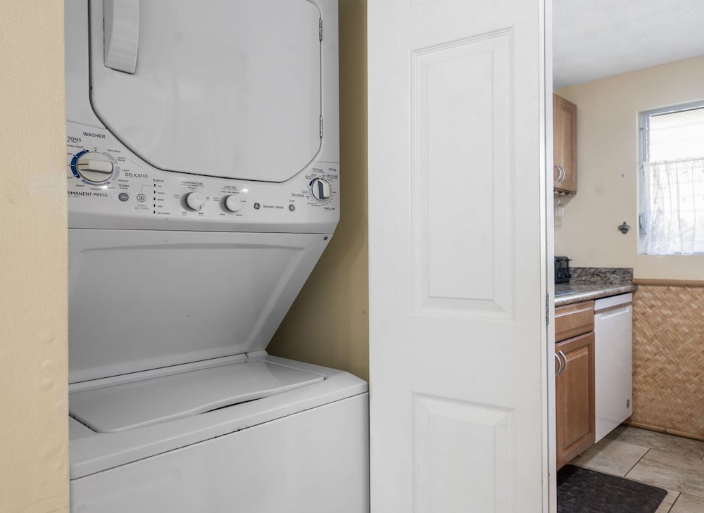 Steps From Lanai to Beach - AC & Wifi - Affordable- Vrkcv