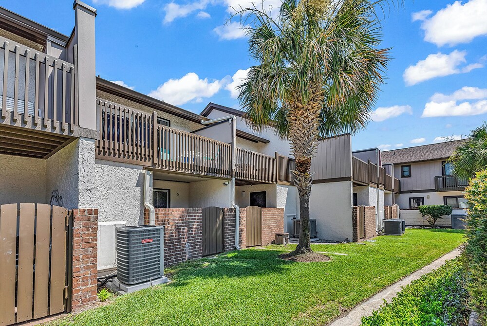 650 Feet to the Beach! Arcadian Shores Townhome