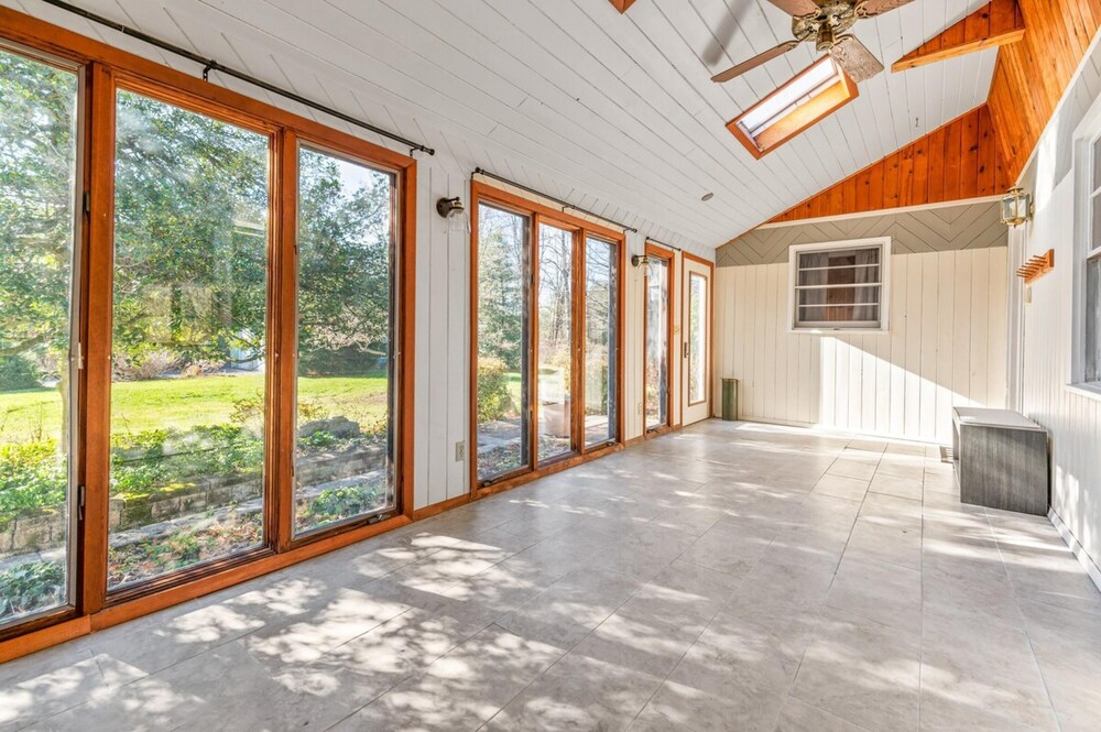 HV Spacious Retreat w Pool No Cleaning Fee view 5