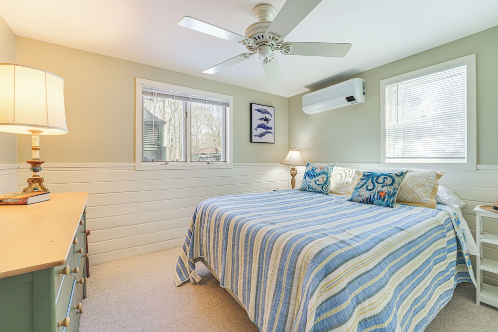 Waterfront Home w/ Boat Dock & Sunroom in Gardiner
