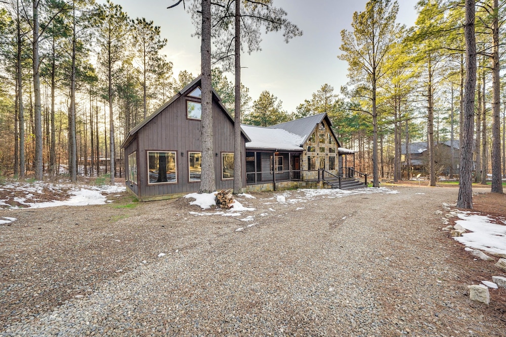 Hot Tub & Game Room: Spacious Cabin in Broken Bow!