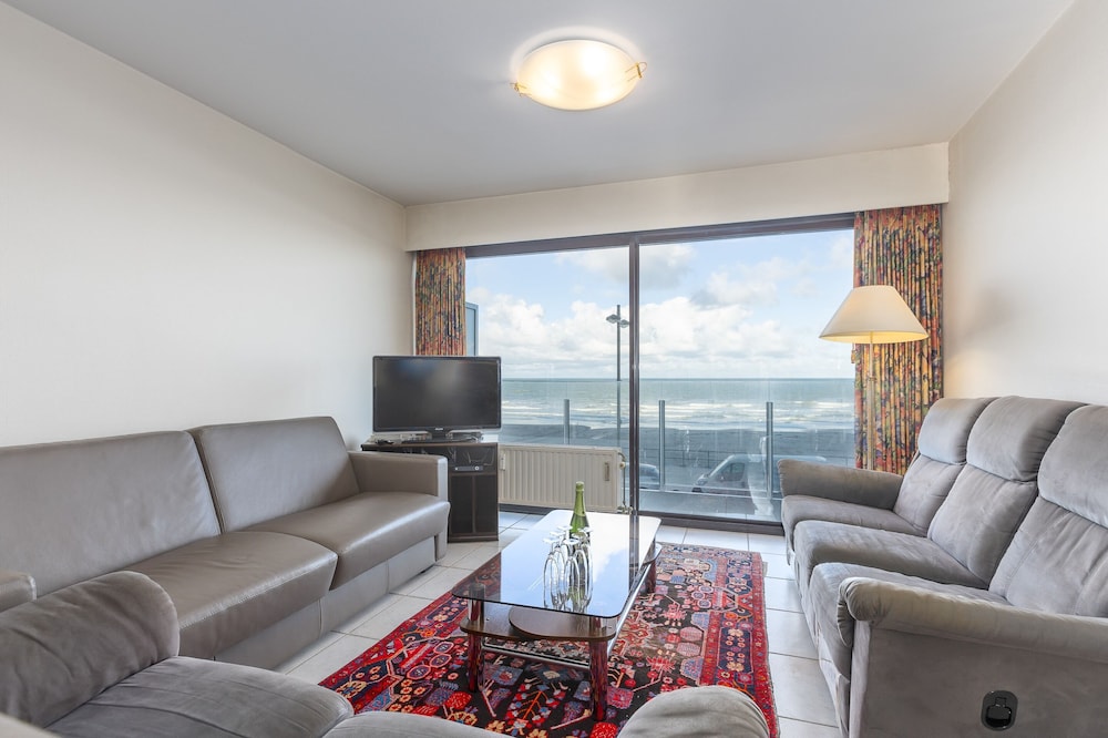 Flat With Frontal sea Views and Parking