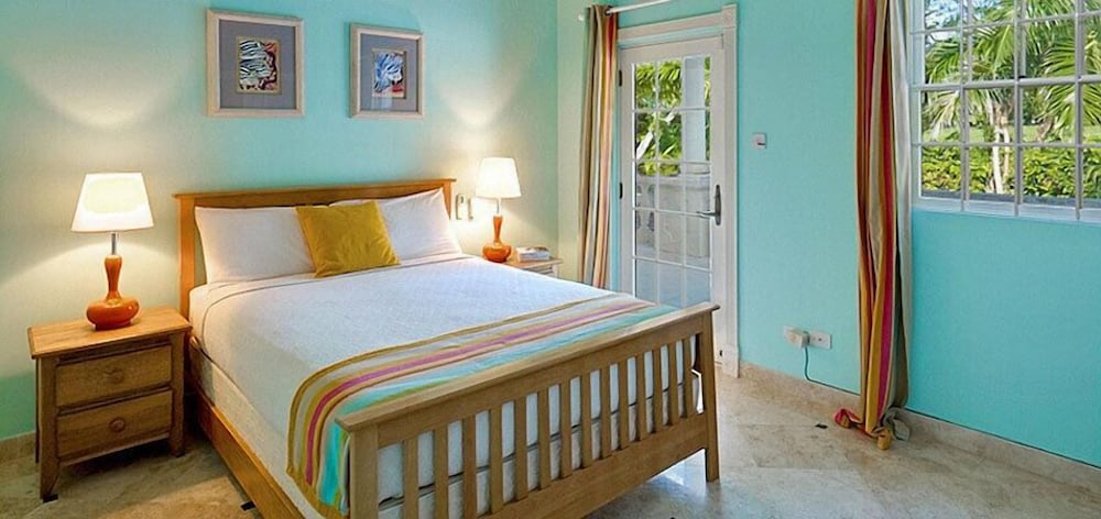 Villa Amberley House & Cottage view 2